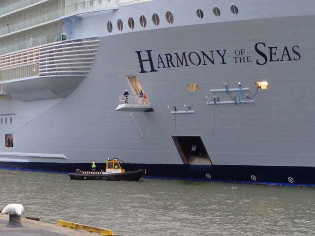 Cruiseschip ms Harmony of the Seas van Royal Caribbean International aan de Cruise Terminal Rotterdam